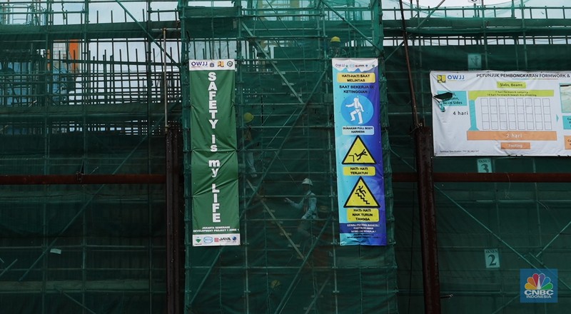 Aktivitas pekerja di proyek Jakarta Sewerage Development Project (JSDP) Zone 1 di Pluit, Jakarta, Kamis, (12/12/2024). (CNBC Indonesia/Muhammad Sabki)