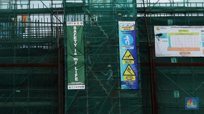 Aktivitas pekerja di proyek Jakarta Sewerage Development Project (JSDP) Zone 1 di Pluit, Jakarta, Kamis, (12/12/2024). (CNBC Indonesia/Muhammad Sabki)