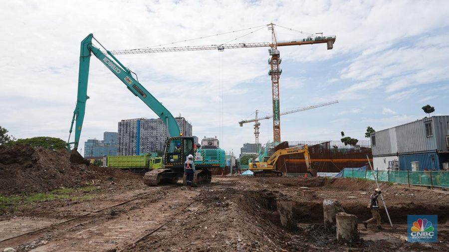 Aktivitas pekerja di proyek Jakarta Sewerage Development Project (JSDP) Zone 1 di Pluit, Jakarta, Kamis, (12/12/2024). (CNBC Indonesia/Muhammad Sabki)