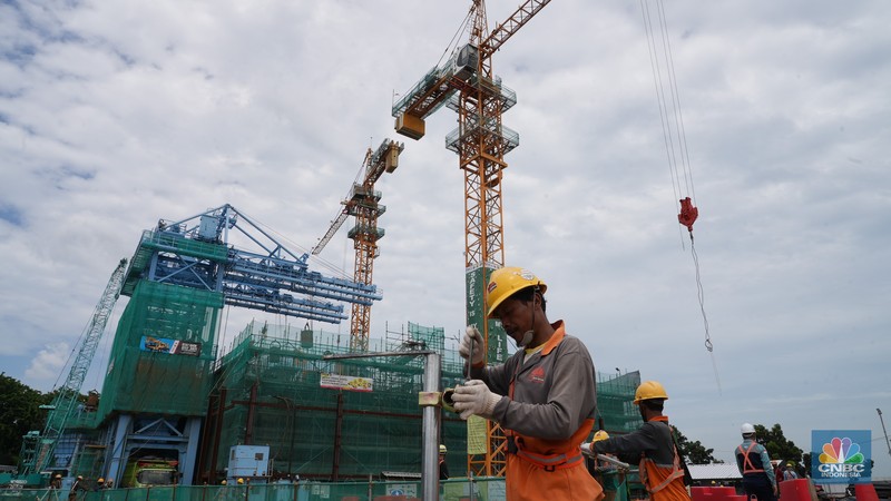 Aktivitas pekerja di proyek Jakarta Sewerage Development Project (JSDP) Zone 1 di Pluit, Jakarta, Kamis, (12/12/2024). (CNBC Indonesia/Muhammad Sabki)