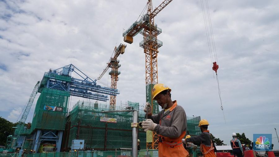 Aktivitas pekerja di proyek Jakarta Sewerage Development Project (JSDP) Zone 1 di Pluit, Jakarta, Kamis, (12/12/2024). (CNBC Indonesia/Muhammad Sabki)