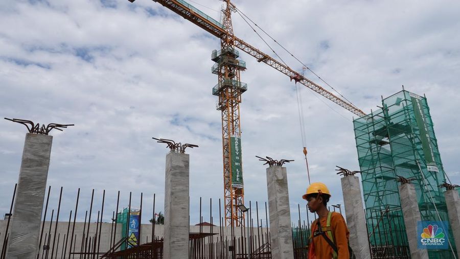 Aktivitas pekerja di proyek Jakarta Sewerage Development Project (JSDP) Zone 1 di Pluit, Jakarta, Kamis, (12/12/2024). (CNBC Indonesia/Muhammad Sabki)