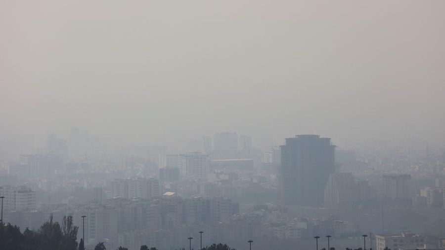Menara telekomunikasi Milad dan bangunan terlihat di tengah polusi udara di Teheran, Iran, Rabu, 11 Desember 2024. (AP Photo/Vahid Salemi)