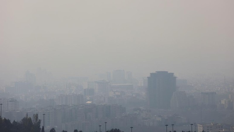 Menara telekomunikasi Milad dan bangunan terlihat di tengah polusi udara di Teheran, Iran, Rabu, 11 Desember 2024. (AP Photo/Vahid Salemi)
