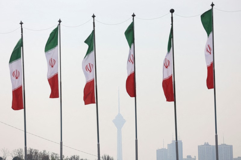 Menara telekomunikasi Milad dan bangunan terlihat di tengah polusi udara di Teheran, Iran, Rabu, 11 Desember 2024. (AP Photo/Vahid Salemi)