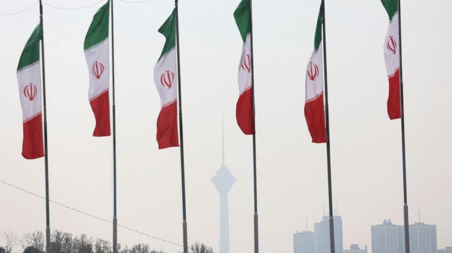 Bendera Iran berkibar saat Menara Milad tertutup kabut asap menyusul meningkatnya polusi udara di Teheran, Iran, 8 Desember 2024. (Majid Asgaripour/WANA (West Asia News Agency) via REUTERS)