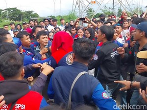 Video Buruh Saling Jotos Saat Kawal Rapat Pleno UMK di Majalengka