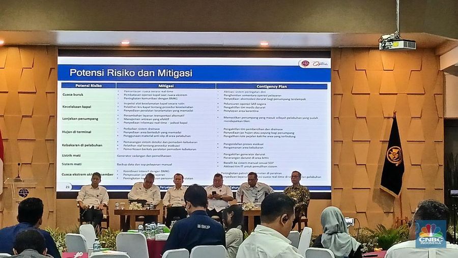 (Dari Kanan) Direktur Angkutan Udara,  Agustinus Budi Hartono. Kesiapan Penyelenggaraan Angkutan Nataru 2024/2025 di kantor Kemenhub, Jakarta, Kamis (12/12/2024). (վ/Ferry Sandi)