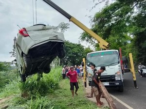 Lepas Kendali, Sigra Nyungsep di Jurang Karangkates Malang