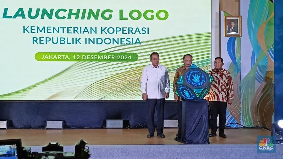 Kementerian Koperasi (Kemenkop) resmi meluncurkan logo baru setelah berpisah nomenklatur dengan Kementerian UMKM. Logo ini diharapkan memperkuat identitas visual Kemenkop dan mendorong partisipasi masyarakat untuk berkoperasi. (CNBC Indonesia/Ferry Sandi)