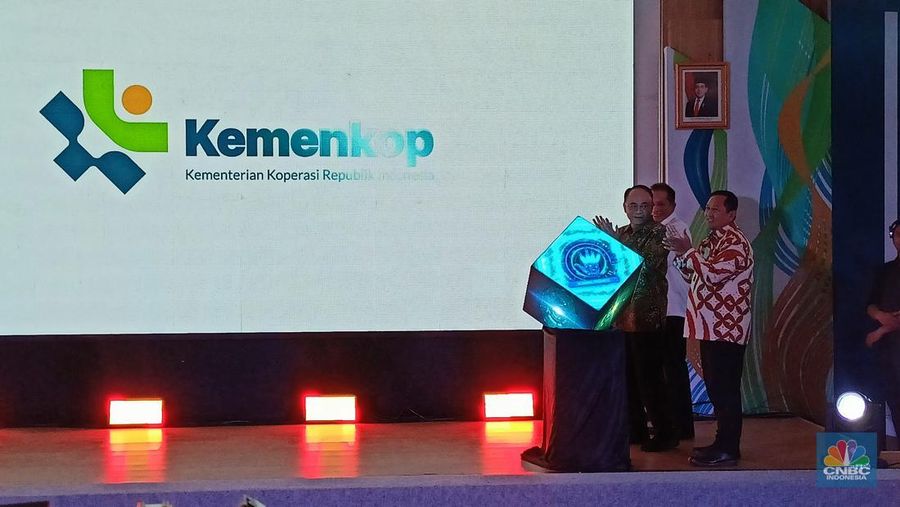 Kementerian Koperasi (Kemenkop) resmi meluncurkan logo baru setelah berpisah nomenklatur dengan Kementerian UMKM. Logo ini diharapkan memperkuat identitas visual Kemenkop dan mendorong partisipasi masyarakat untuk berkoperasi. (CNBC Indonesia/Ferry Sandi)