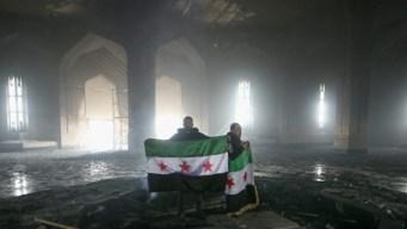 Kombinasi visual yang dibuat pada (11/12/2024) ini menunjukkan gambar (atas) yang diambil pada hari yang sama dari pejuang pemberontak yang berdiri dengan bendera oposisi di makam mendiang presiden Suriah Hafez al-Assad yang terbakar di makamnya di desa leluhur keluarga Qardaha di provinsi Latakia barat, setelah diserbu oleh faksi anti-Assad dan dibakar dan gambar arsip lain yang dirilis oleh Kantor Berita Arab Suriah (SANA) pada (16/11/2011) dari warga Suriah yang mengunjungi makam yang sama untuk memperingati ulang tahun 