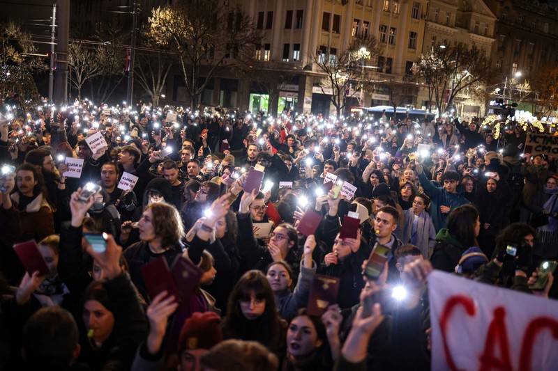 Mahasiswa Universitas Beograd berunjuk rasa, saat Presiden Serbia Aleksandar Vucic mengadakan konferensi pers di depan kantornya di Beograd, Serbia, 11 Desember 2024. (REUTERS/Marko Djurica)