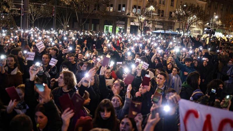 Mahasiswa Universitas Beograd berunjuk rasa, saat Presiden Serbia Aleksandar Vucic mengadakan konferensi pers di depan kantornya di Beograd, Serbia, 11 Desember 2024. (REUTERS/Marko Djurica)