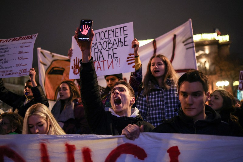 Mahasiswa Universitas Beograd berunjuk rasa, saat Presiden Serbia Aleksandar Vucic mengadakan konferensi pers di depan kantornya di Beograd, Serbia, 11 Desember 2024. (REUTERS/Marko Djurica)