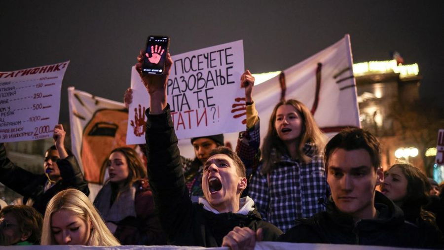 Mahasiswa Universitas Beograd berunjuk rasa, saat Presiden Serbia Aleksandar Vucic mengadakan konferensi pers di depan kantornya di Beograd, Serbia, 11 Desember 2024. (REUTERS/Marko Djurica)