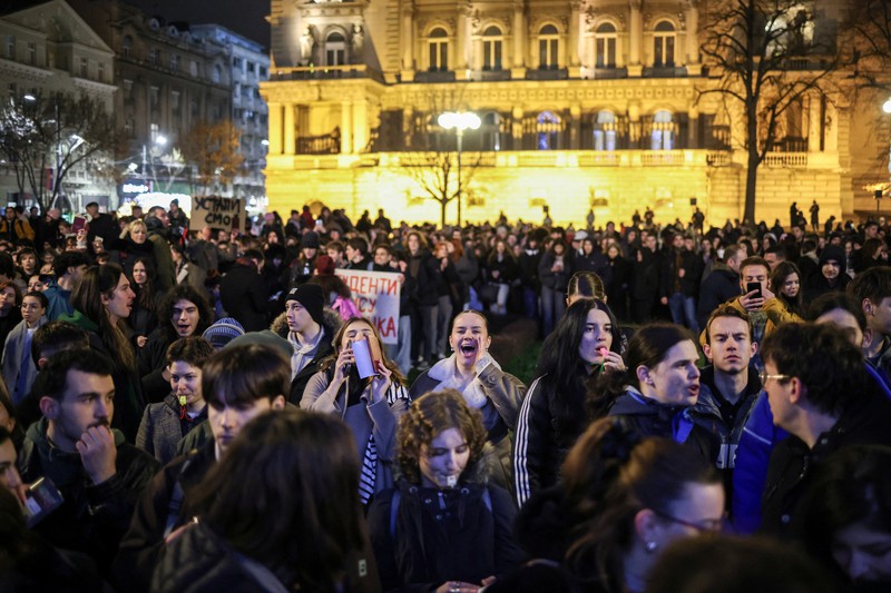 Mahasiswa Universitas Beograd berunjuk rasa, saat Presiden Serbia Aleksandar Vucic mengadakan konferensi pers di depan kantornya di Beograd, Serbia, 11 Desember 2024. (REUTERS/Marko Djurica)