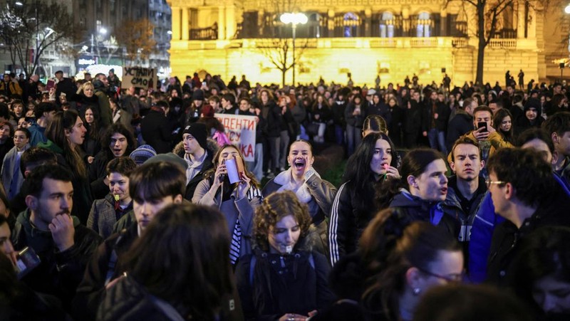Mahasiswa Universitas Beograd berunjuk rasa, saat Presiden Serbia Aleksandar Vucic mengadakan konferensi pers di depan kantornya di Beograd, Serbia, 11 Desember 2024. (REUTERS/Marko Djurica)