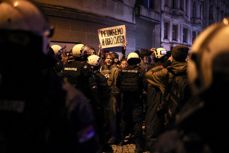 Mahasiswa Universitas Beograd berunjuk rasa, saat Presiden Serbia Aleksandar Vucic mengadakan konferensi pers di depan kantornya di Beograd, Serbia, 11 Desember 2024. (REUTERS/Marko Djurica)