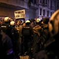 Mahasiswa Universitas Beograd berunjuk rasa, saat Presiden Serbia Aleksandar Vucic mengadakan konferensi pers di depan kantornya di Beograd, Serbia, 11 Desember 2024. (REUTERS/Marko Djurica)