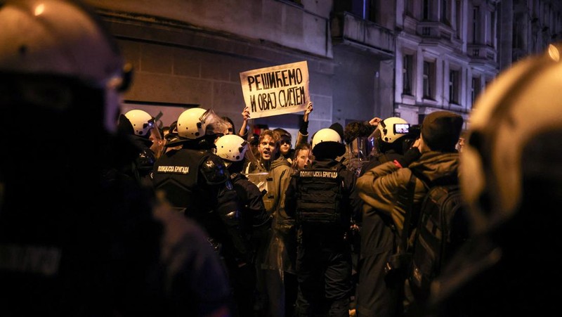 Mahasiswa Universitas Beograd berunjuk rasa, saat Presiden Serbia Aleksandar Vucic mengadakan konferensi pers di depan kantornya di Beograd, Serbia, 11 Desember 2024. (REUTERS/Marko Djurica)
