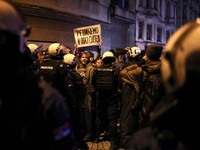 Mahasiswa Universitas Beograd berunjuk rasa, saat Presiden Serbia Aleksandar Vucic mengadakan konferensi pers di depan kantornya di Beograd, Serbia, 11 Desember 2024. (REUTERS/Marko Djurica)