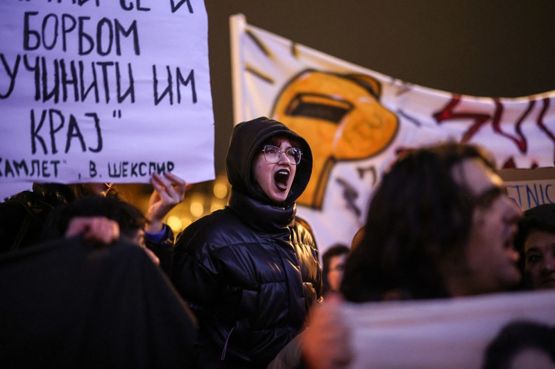 Mahasiswa Universitas Beograd berunjuk rasa, saat Presiden Serbia Aleksandar Vucic mengadakan konferensi pers di depan kantornya di Beograd, Serbia, 11 Desember 2024. (REUTERS/Marko Djurica)
