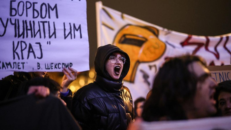 Mahasiswa Universitas Beograd berunjuk rasa, saat Presiden Serbia Aleksandar Vucic mengadakan konferensi pers di depan kantornya di Beograd, Serbia, 11 Desember 2024. (REUTERS/Marko Djurica)