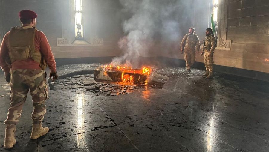 Kombinasi visual yang dibuat pada (11/12/2024) ini menunjukkan gambar (atas) yang diambil pada hari yang sama dari pejuang pemberontak yang berdiri dengan bendera oposisi di makam mendiang presiden Suriah Hafez al-Assad yang terbakar di makamnya di desa leluhur keluarga Qardaha di provinsi Latakia barat, setelah diserbu oleh faksi anti-Assad dan dibakar dan gambar arsip lain yang dirilis oleh Kantor Berita Arab Suriah (SANA) pada (16/11/2011) dari warga Suriah yang mengunjungi makam yang sama untuk memperingati ulang tahun 