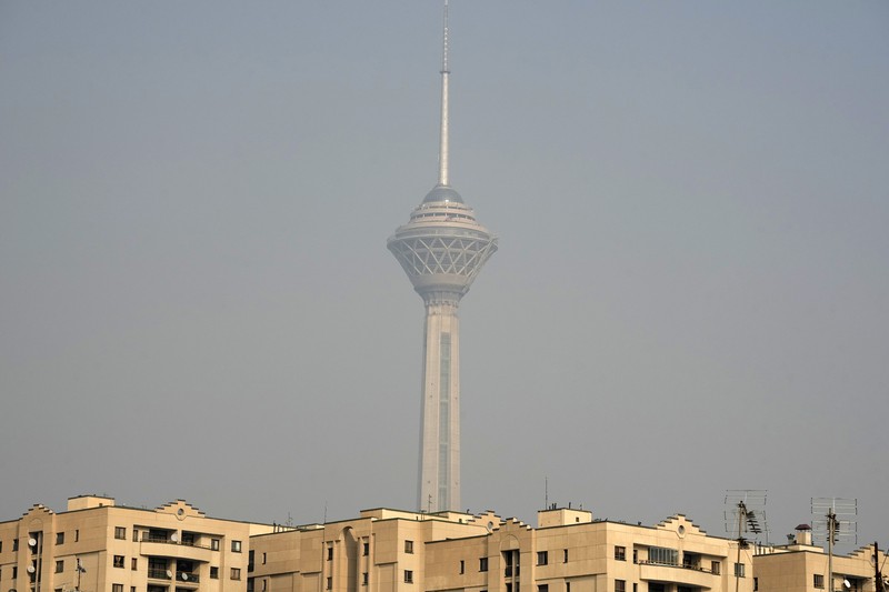 Menara telekomunikasi Milad dan bangunan terlihat di tengah polusi udara di Teheran, Iran, Rabu, 11 Desember 2024. (AP Photo/Vahid Salemi)