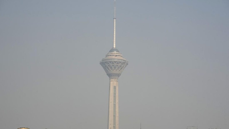 Menara telekomunikasi Milad dan bangunan terlihat di tengah polusi udara di Teheran, Iran, Rabu, 11 Desember 2024. (AP Photo/Vahid Salemi)