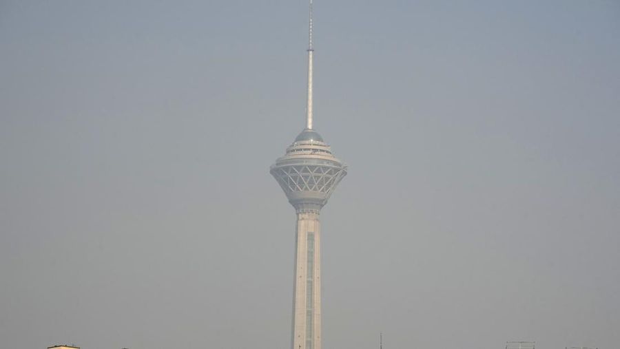 Menara telekomunikasi Milad dan bangunan terlihat di tengah polusi udara di Teheran, Iran, Rabu, 11 Desember 2024. (AP Photo/Vahid Salemi)