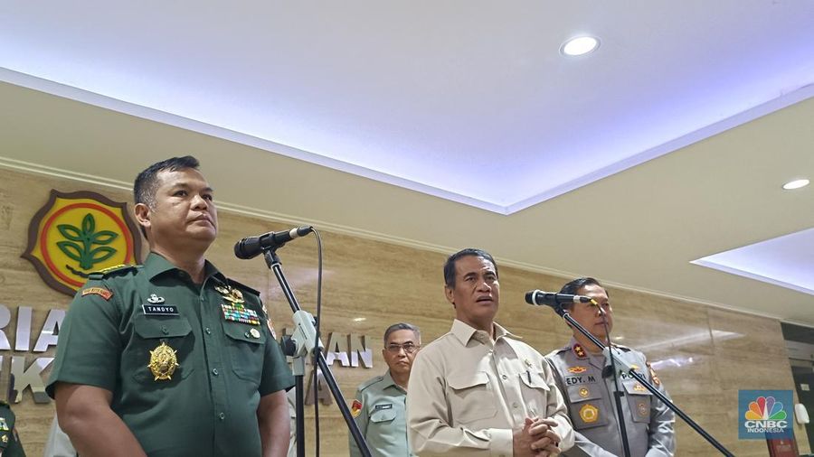 Menteri Pertanian (Mentan) Andi Amran Sulaiman bersama Wakil Kepala Staf Angkatan Darat (Wakasad) Tandyo Budi Revita di Auditorium Kementan, Jakarta, Kamis (12/12/2024). (CNBC Indonesia/Martyasari Rizky)