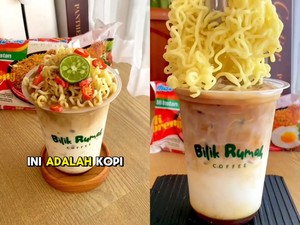 Nyeleneh! Kafe Ini Tawarkan Es Kopi Topping Indomie Goreng