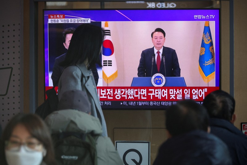 Para pengunjuk rasa dihentikan oleh polisi saat mereka berunjuk rasa menuju Kantor Kepresidenan, menyerukan pemakzulan Presiden Korea Selatan Yoon Suk Yeol, yang mengumumkan darurat militer, yang dicabut beberapa jam kemudian, di Seoul, Korea Selatan, 12 Desember 2024. Para pengunjuk rasa dihentikan oleh polisi saat mereka berunjuk rasa menuju Kantor Kepresidenan, menyerukan pemakzulan Presiden Korea Selatan Yoon Suk Yeol, yang mengumumkan darurat militer, yang dicabut beberapa jam kemudian, di Seoul, Korea Selatan, 12 Desember 2024. (REUTERS/Kim Hong-Ji)