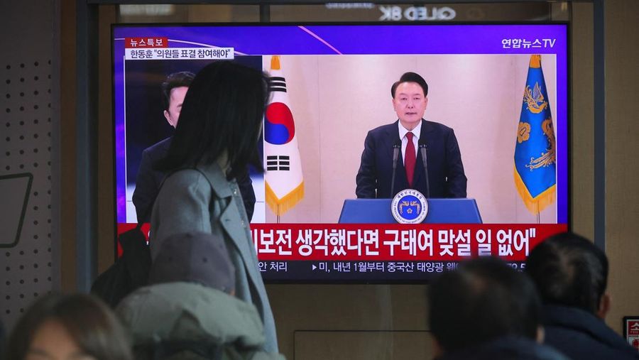 Para pengunjuk rasa dihentikan oleh polisi saat mereka berunjuk rasa menuju Kantor Kepresidenan, menyerukan pemakzulan Presiden Korea Selatan Yoon Suk Yeol, yang mengumumkan darurat militer, yang dicabut beberapa jam kemudian, di Seoul, Korea Selatan, 12 Desember 2024. (REUTERS/Kim Hong-Ji)