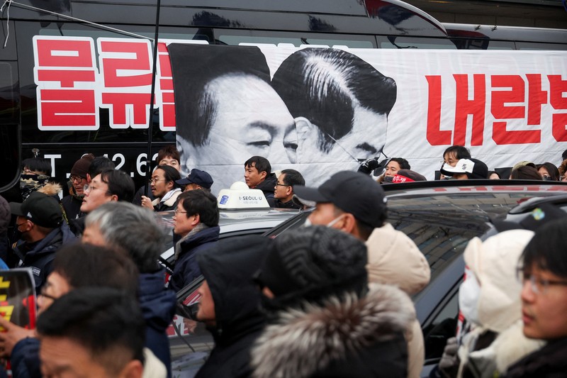 Para pengunjuk rasa dihentikan oleh polisi saat mereka berunjuk rasa menuju Kantor Kepresidenan, menyerukan pemakzulan Presiden Korea Selatan Yoon Suk Yeol, yang mengumumkan darurat militer, yang dicabut beberapa jam kemudian, di Seoul, Korea Selatan, 12 Desember 2024. (REUTERS/Kim Hong-Ji)