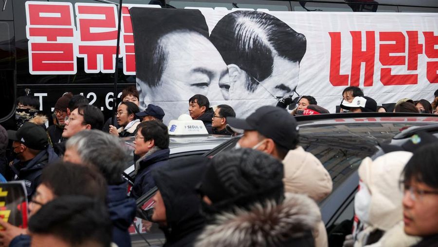 Para pengunjuk rasa dihentikan oleh polisi saat mereka berunjuk rasa menuju Kantor Kepresidenan, menyerukan pemakzulan Presiden Korea Selatan Yoon Suk Yeol, yang mengumumkan darurat militer, yang dicabut beberapa jam kemudian, di Seoul, Korea Selatan, 12 Desember 2024. (REUTERS/Kim Hong-Ji)