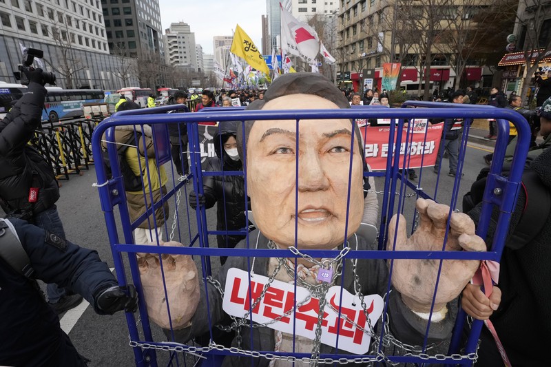 Para pengunjuk rasa dihentikan oleh polisi saat mereka berunjuk rasa menuju Kantor Kepresidenan, menyerukan pemakzulan Presiden Korea Selatan Yoon Suk Yeol, yang mengumumkan darurat militer, yang dicabut beberapa jam kemudian, di Seoul, Korea Selatan, 12 Desember 2024. (REUTERS/Kim Hong-Ji)