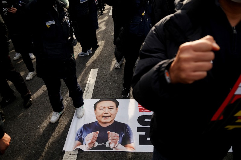 Para pengunjuk rasa dihentikan oleh polisi saat mereka berunjuk rasa menuju Kantor Kepresidenan, menyerukan pemakzulan Presiden Korea Selatan Yoon Suk Yeol, yang mengumumkan darurat militer, yang dicabut beberapa jam kemudian, di Seoul, Korea Selatan, 12 Desember 2024. Para pengunjuk rasa dihentikan oleh polisi saat mereka berunjuk rasa menuju Kantor Kepresidenan, menyerukan pemakzulan Presiden Korea Selatan Yoon Suk Yeol, yang mengumumkan darurat militer, yang dicabut beberapa jam kemudian, di Seoul, Korea Selatan, 12 Desember 2024. (REUTERS/Kim Hong-Ji)