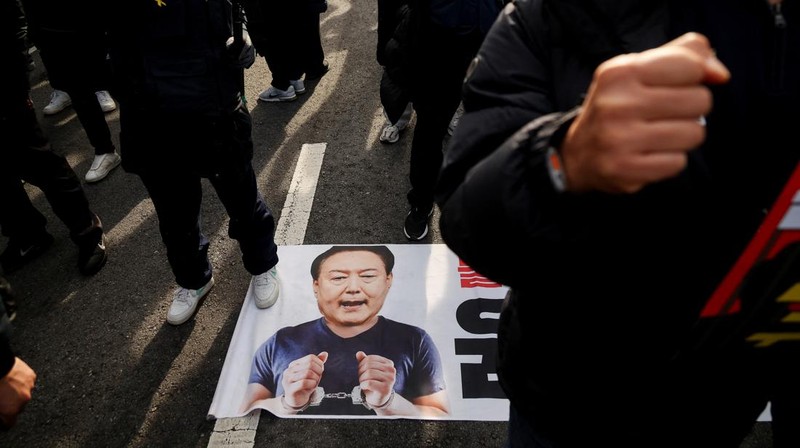 Para pengunjuk rasa dihentikan oleh polisi saat mereka berunjuk rasa menuju Kantor Kepresidenan, menyerukan pemakzulan Presiden Korea Selatan Yoon Suk Yeol, yang mengumumkan darurat militer, yang dicabut beberapa jam kemudian, di Seoul, Korea Selatan, 12 Desember 2024. (REUTERS/Kim Hong-Ji)