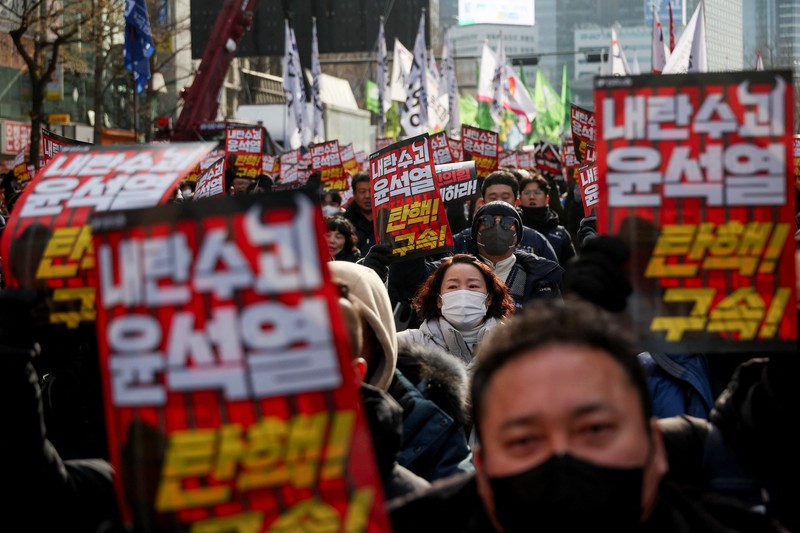 Para pengunjuk rasa dihentikan oleh polisi saat mereka berunjuk rasa menuju Kantor Kepresidenan, menyerukan pemakzulan Presiden Korea Selatan Yoon Suk Yeol, yang mengumumkan darurat militer, yang dicabut beberapa jam kemudian, di Seoul, Korea Selatan, 12 Desember 2024. (REUTERS/Kim Hong-Ji)