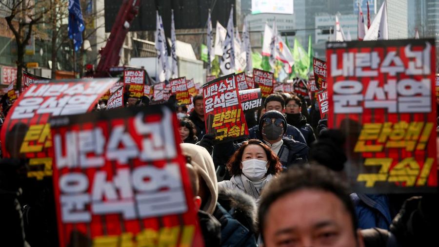 Para pengunjuk rasa dihentikan oleh polisi saat mereka berunjuk rasa menuju Kantor Kepresidenan, menyerukan pemakzulan Presiden Korea Selatan Yoon Suk Yeol, yang mengumumkan darurat militer, yang dicabut beberapa jam kemudian, di Seoul, Korea Selatan, 12 Desember 2024. (REUTERS/Kim Hong-Ji)