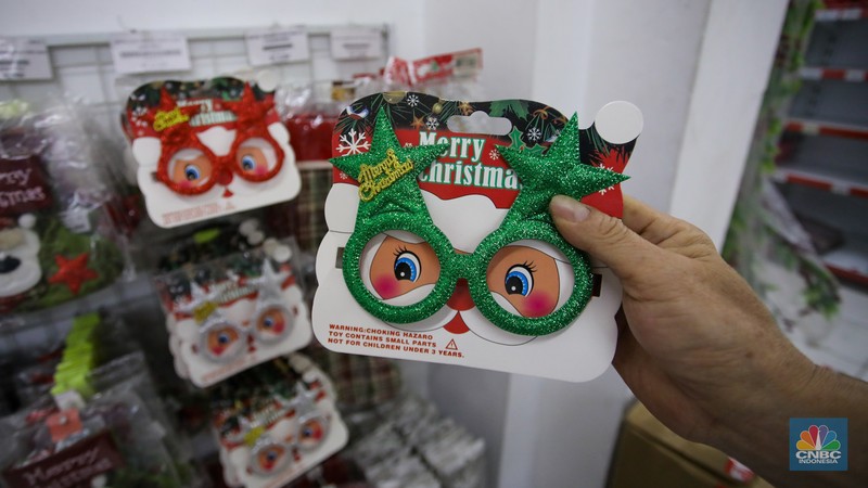 Pembeli melihat pernak-pernik untuk dekorasi Natal yang dijual pada salah satu toko di kawasan Asemka, Jakarta, Kamis (12/12/2024). (CNBC Indonesia/Faisal Rahman)