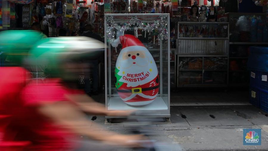Pembeli melihat pernak-pernik untuk dekorasi Natal yang dijual pada salah satu toko di kawasan Asemka, Jakarta, Kamis (12/12/2024). (վ/Faisal Rahman)