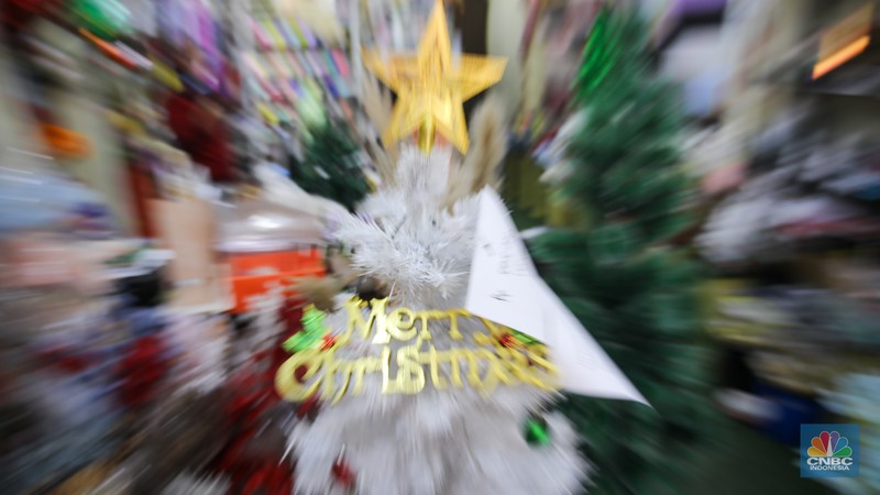 Pembeli melihat pernak-pernik untuk dekorasi Natal yang dijual pada salah satu toko di kawasan Asemka, Jakarta, Kamis (12/12/2024). Pembeli melihat pernak-pernik untuk dekorasi Natal yang dijual pada salah satu toko di kawasan Asemka, Jakarta, Kamis (12/12/2024). (CNBC Indonesia/Faisal Rahman)