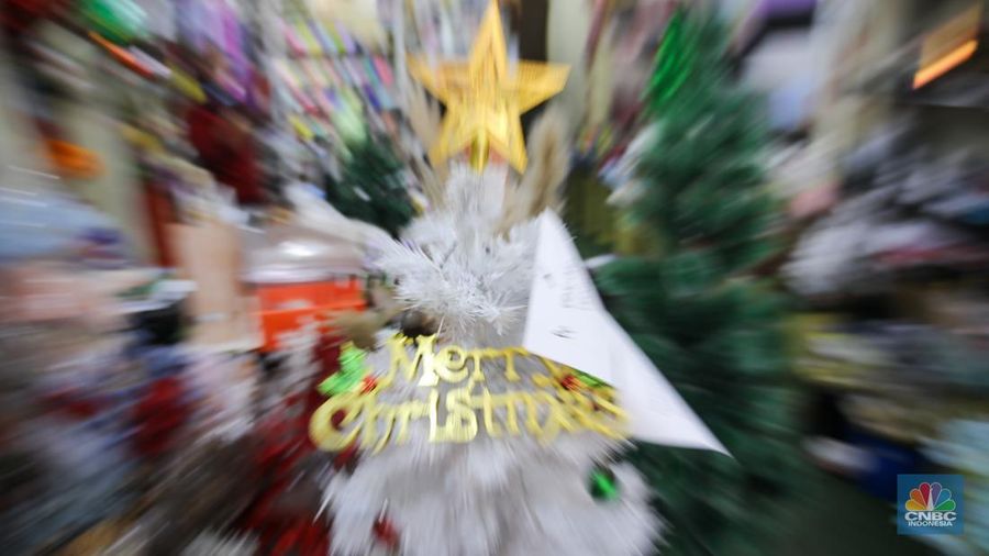 Pembeli melihat pernak-pernik untuk dekorasi Natal yang dijual pada salah satu toko di kawasan Asemka, Jakarta, Kamis (12/12/2024). (CNBC Indonesia/Faisal Rahman)