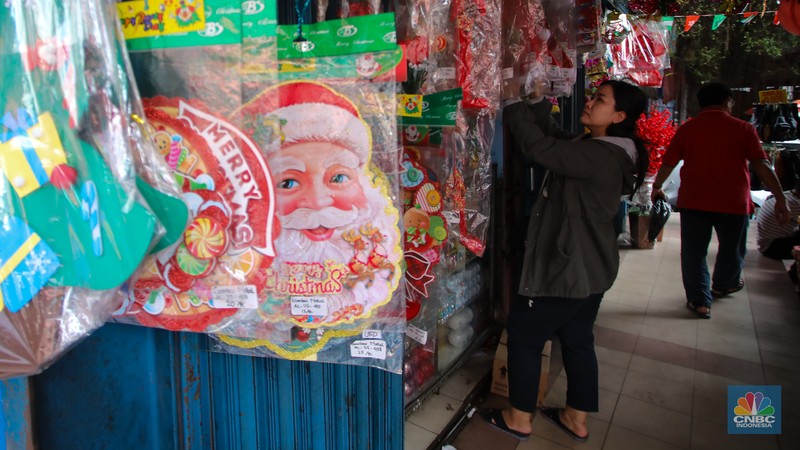 Pembeli melihat pernak-pernik untuk dekorasi Natal yang dijual pada salah satu toko di kawasan Asemka, Jakarta, Kamis (12/12/2024). (CNBC Indonesia/Faisal Rahman)