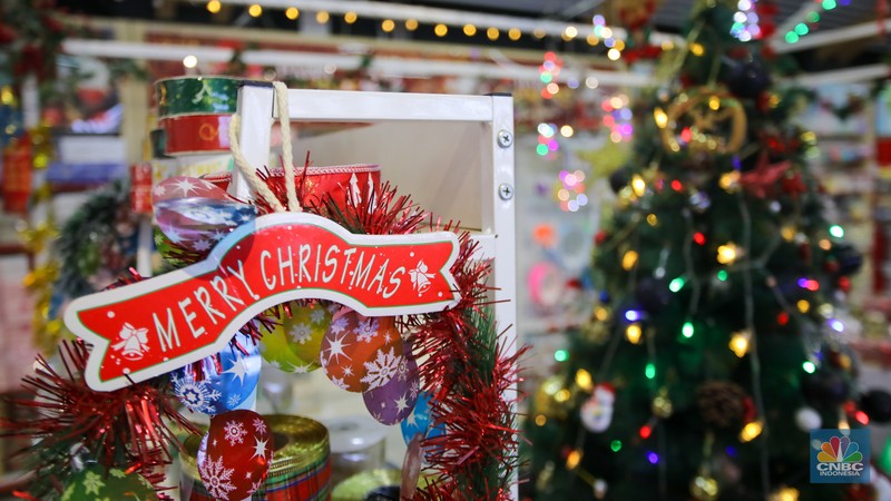 Pembeli melihat pernak-pernik untuk dekorasi Natal yang dijual pada salah satu toko di kawasan Asemka, Jakarta, Kamis (12/12/2024). Pembeli melihat pernak-pernik untuk dekorasi Natal yang dijual pada salah satu toko di kawasan Asemka, Jakarta, Kamis (12/12/2024). (CNBC Indonesia/Faisal Rahman)