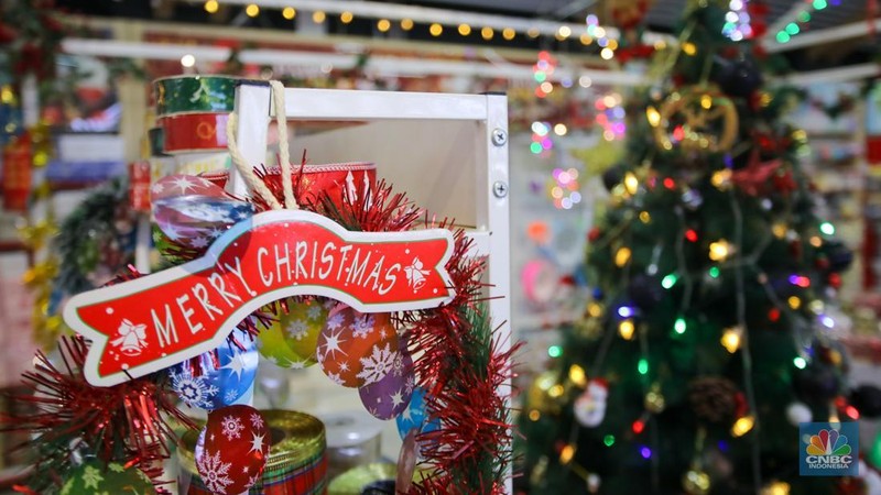 Pembeli melihat pernak-pernik untuk dekorasi Natal yang dijual pada salah satu toko di kawasan Asemka, Jakarta, Kamis (12/12/2024). (CNBC Indonesia/Faisal Rahman)